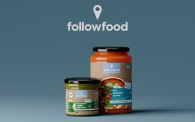 Rettergut – two followfood organic jars with vegetable soup and cucumber spread against a blue-grey background